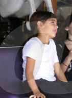 EXKLUSIV - Kourtney Kardashian reitet mit Mason auf dem Karussell im Disneyland