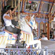 EXKLUSIV - Kourtney Kardashian reitet mit Mason auf dem Karussell im Disneyland