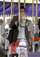 EXKLUSIV - Kourtney Kardashian reitet mit Mason auf dem Karussell im Disneyland