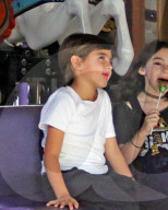 EXKLUSIV - Kourtney Kardashian reitet mit Mason auf dem Karussell im Disneyland