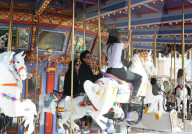 EXKLUSIV - Kourtney Kardashian reitet mit Mason auf dem Karussell im Disneyland