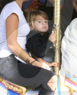 EXKLUSIV - Kourtney Kardashian reitet mit Mason auf dem Karussell im Disneyland
