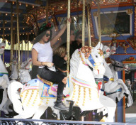 EXKLUSIV - Kourtney Kardashian reitet mit Mason auf dem Karussell im Disneyland