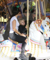 EXKLUSIV - Kourtney Kardashian reitet mit Mason auf dem Karussell im Disneyland