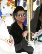 EXKLUSIV - Kourtney Kardashian reitet mit Mason auf dem Karussell im Disneyland