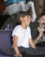 EXKLUSIV - Kourtney Kardashian reitet mit Mason auf dem Karussell im Disneyland