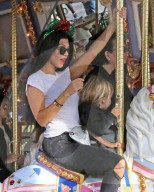 EXKLUSIV - Kourtney Kardashian reitet mit Mason auf dem Karussell im Disneyland