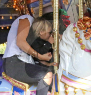 EXKLUSIV - Kourtney Kardashian reitet mit Mason auf dem Karussell im Disneyland