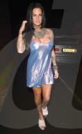 EXKLUSIV - Jemma Lucy offenherzig in Manchester unterwegs