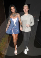 EXKLUSIV - Jemma Lucy offenherzig in Manchester unterwegs
