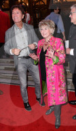 PEOPLE - Promis an der 'Cinderella Press Night' in London