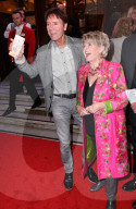 PEOPLE - Promis an der 'Cinderella Press Night' in London