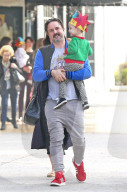 EXKLUSIV - David Arquette etwas 'schmuddlig' mit seiner Familie unterwegs