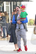 EXKLUSIV - David Arquette etwas 'schmuddlig' mit seiner Familie unterwegs
