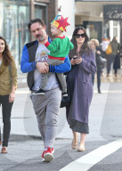 EXKLUSIV - David Arquette etwas 'schmuddlig' mit seiner Familie unterwegs