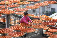 FEATURE - Fujian: Früchte werden auf Dächern getrocknet