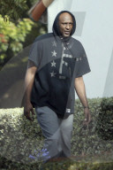 EXKLUSIV - Lamar Odom macht eine Zigarettenpause in der Rehab 
