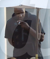 EXKLUSIV - Lamar Odom macht eine Zigarettenpause in der Rehab 