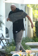EXKLUSIV - Lamar Odom macht eine Zigarettenpause in der Rehab 