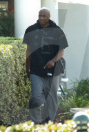 EXKLUSIV - Lamar Odom macht eine Zigarettenpause in der Rehab 