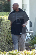EXKLUSIV - Lamar Odom macht eine Zigarettenpause in der Rehab 