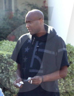 EXKLUSIV - Lamar Odom macht eine Zigarettenpause in der Rehab 