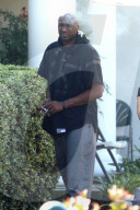 EXKLUSIV - Lamar Odom macht eine Zigarettenpause in der Rehab 