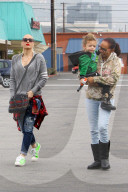 PEOPLE - Gwen Stefani besorgt mit Klein-Apollo Weihnachtsgeschenke
