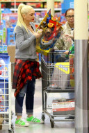 PEOPLE - Gwen Stefani besorgt mit Klein-Apollo Weihnachtsgeschenke