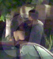 EXKLUSIV - Wilde Knutscherei: Frisch getrennter Tobey Maguire genisst sein Single-Leben