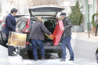 PEOPLE - Jon Bon Jovi lädt die Weihnachts-Geschenke ins Auto