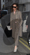 PEOPLE - Gross-Kariert: Victoria Beckham