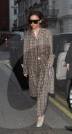 PEOPLE - Gross-Kariert: Victoria Beckham