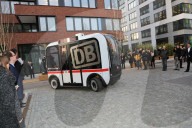 NEWS - Berlin: Deutsche Bahn präsentiert chauffeurfreien Bus