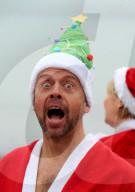 FEATURE - Adventszeit: Weihnachtsmänner und -frauen voll in Aktion