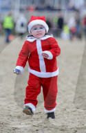 FEATURE - Adventszeit: Weihnachtsmänner und -frauen voll in Aktion