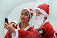FEATURE - Adventszeit: Weihnachtsmänner und -frauen voll in Aktion