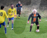 FEATURE - Kick it like Dickie - Englands wohl ältester Club-Fussballer