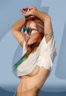 EXKLUSIV - Reizende Bella Thorne im gar kurzen Top