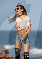 EXKLUSIV - Reizende Bella Thorne im gar kurzen Top