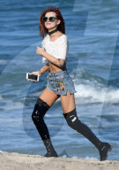 EXKLUSIV - Reizende Bella Thorne im gar kurzen Top