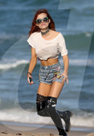 EXKLUSIV - Reizende Bella Thorne im gar kurzen Top