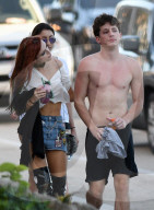EXKLUSIV - Reizende Bella Thorne im gar kurzen Top