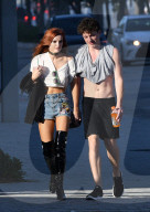 EXKLUSIV - Reizende Bella Thorne im gar kurzen Top