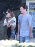 EXKLUSIV - Reizende Bella Thorne im gar kurzen Top