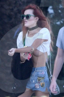 EXKLUSIV - Reizende Bella Thorne im gar kurzen Top