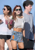 EXKLUSIV - Reizende Bella Thorne im gar kurzen Top