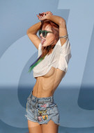 EXKLUSIV - Reizende Bella Thorne im gar kurzen Top