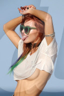 EXKLUSIV - Reizende Bella Thorne im gar kurzen Top