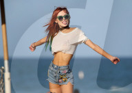 EXKLUSIV - Reizende Bella Thorne im gar kurzen Top